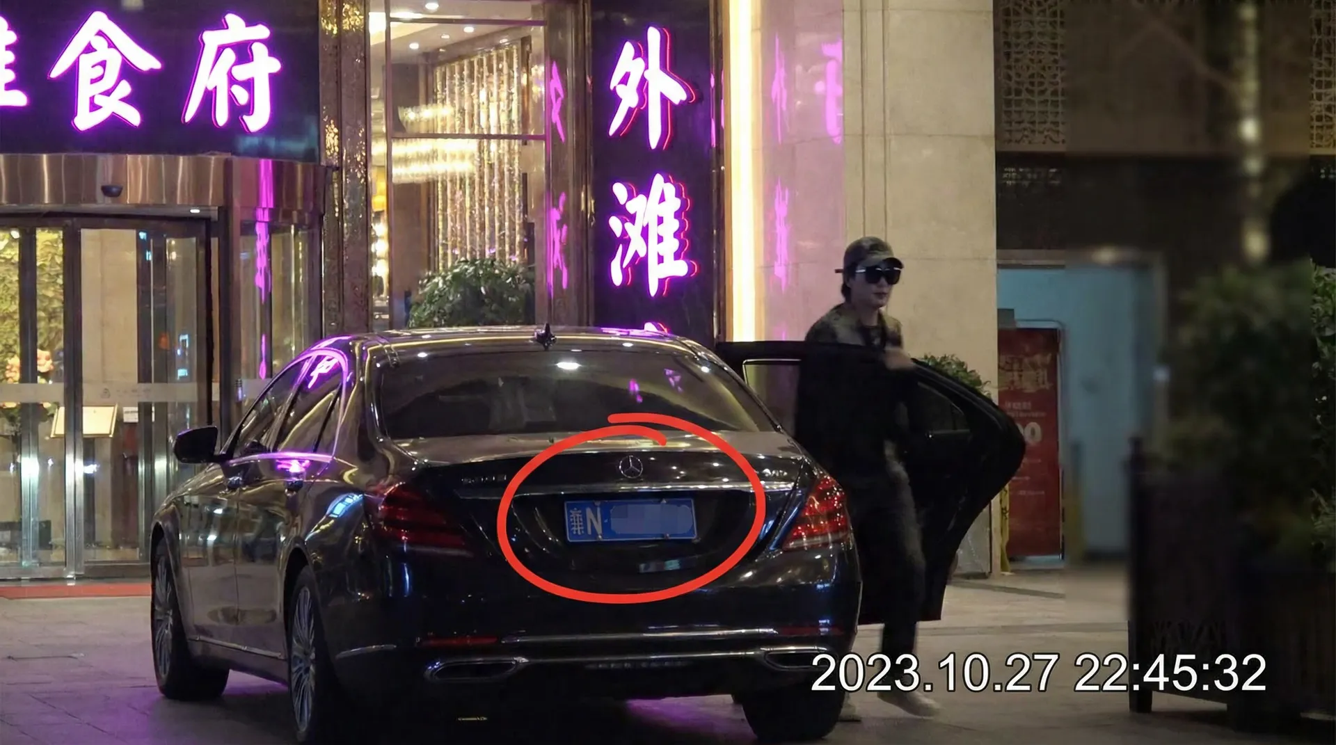 辉煌国际官网 - 豪车餐厅外偷拍